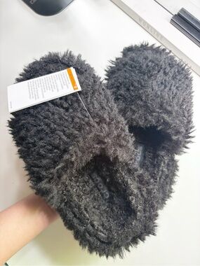 Crocs Classic Shaggy Fur Slide Sandals Size 7